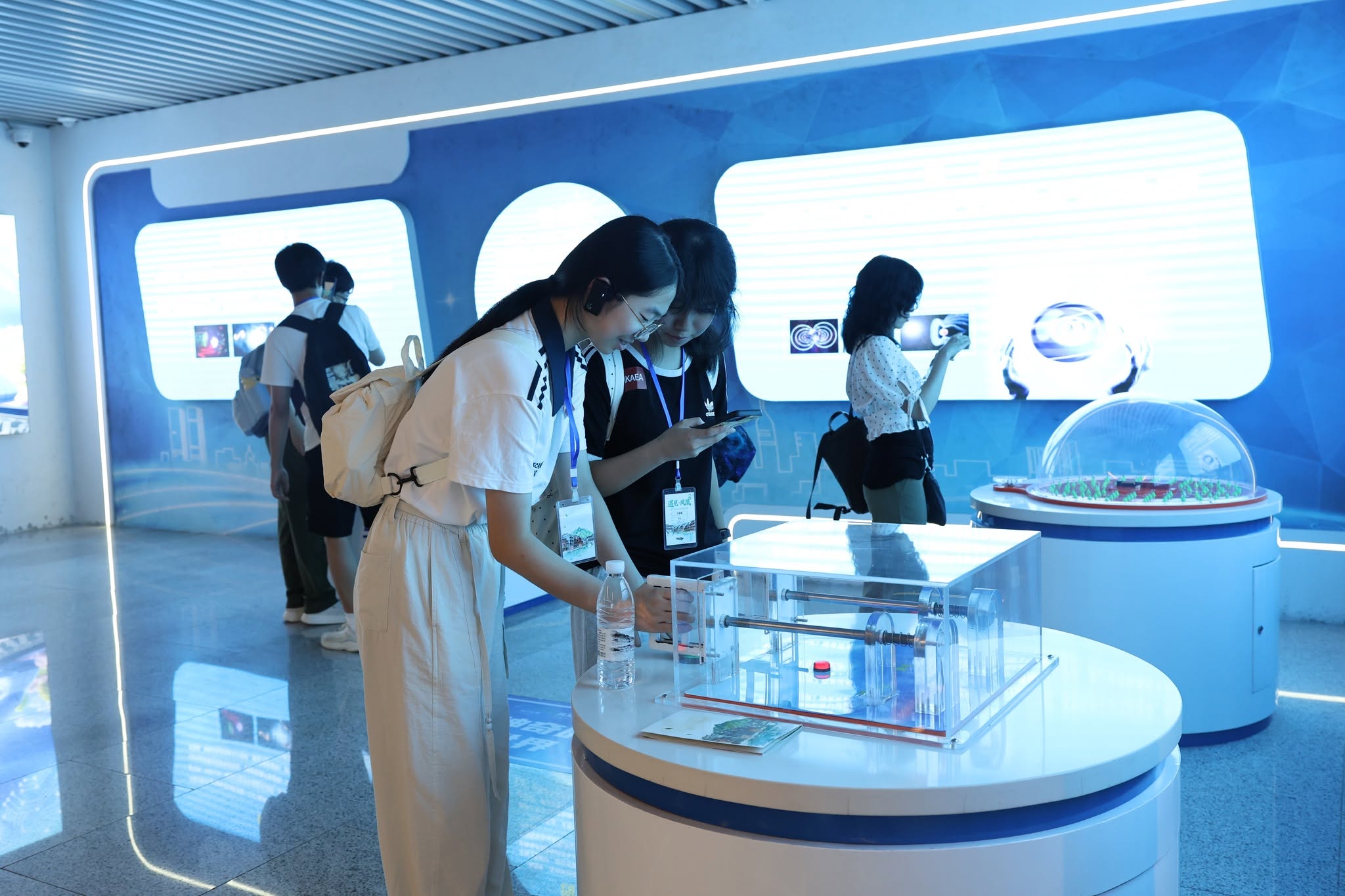 學生在創新展館進行互動學習