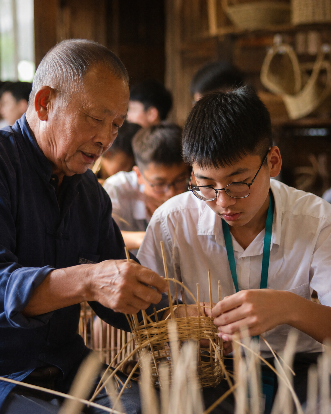 學生與文化傳承人一同學習竹編工藝